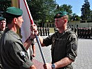 Der Kommandant der "Siebenten", Brigadier Thomas Starlinger, l., übergibt das Feldzeichen des Bataillons an Oberst Josef Holzer.