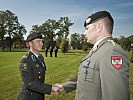 Brigadegeneral Michiel van der Laan gratuliert Oberstleutnant Loschek, r., zum Erhalt des niederländischen Ehrenzeichens.