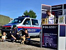 Infostand der Polizei mit jungen Diensthunden und Kriminaltechnischer Beratung.