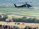 Ein "Black Hawk" des Heeres demonstriert die Zusammenarbeit mit der Mauterner Feuerwehr.