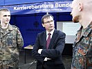 Im September 2011 informierte sich der Minister in Deutschland über erste Erfahrungen mit der Umstellung auf eine Profi-Armee.