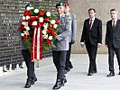 Am Ehrenmal der Bundeswehr gedachte Darabos der im Dienst ums Leben gekommenen deutschen Soldaten.
