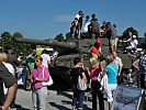 Besucher vor einem Kampfpanzer "Leopard" 2A4.