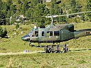 Agusta Bell 212-Hubschrauber werden zum Lufttransport eingesetzt.