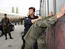 Polizisten der Spezialeinheit WEGA übten mit den Soldaten verschiedene Einsatztechniken.