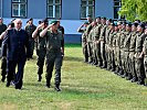 Generalmajor Dieter Heidecker schreitet gemeinsam mit Bürgermeister Armin Sonnauer die Front ab.