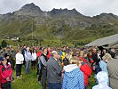 250 Besucher folgten der Einladung der angehenden Offiziere; hier bei der Feldmesse vor der Kapelle des Truppenübungs- platzes.