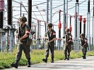 Soldaten im Umspannwerk der Austria Power Grid.