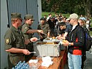 Nach der guten Marschleistung schmeckte den Teilnehmern das Essen.