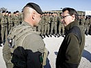 Vor den österreichischen Soldaten sprach sich der Minister angesichts der jüngsten Krawalle gegen Truppenreduktionen aus.