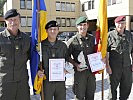 Brigadier Spath, r., und Oberst Hammer, l., gratulieren den beiden Heeresmeistern.