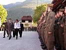 Brigadier Hufler und Landeshauptfrau Burgstaller schreiten die Front ab.