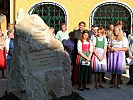 Die Schüler der neuen Mittelschule Grödig beim Gedenkstein.