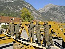 Salzburger Pioniere errichten eine Behelfsbrücke aus Stahlfertigteilen.