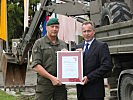 Vorstandsdirektor Gerald Hasler und Generalmajor Dieter Heidecker, r., mit der Partnerschaftsurkunde.
