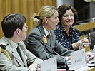 V.l.: Oberst Christine Poussineau, Major Elisabeth Schleicher und Edit Schlaffer am Podium im Parlament.