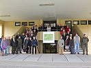 Die Besuchergruppe vor dem Institut Jäger.