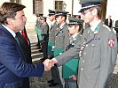 Landeshauptman Franz Voves begrüßte die neuen Offiziere und Unteroffiziere im Hof der Grazer Burg.