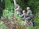 Soldaten des Jägerbataillons sichern das Gelände.