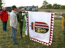 Peter Krauss von Helvetia und Bataillonskommandant Oberst Johannes Kainzbauer mit dem neuen Fahnenband.