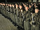 Die Soldaten vor dem Schloss Eggenberg.