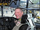 Major Bernhard Staudacher an seinem angestammten Arbeitsplatz, dem Cockpit des Transporters.