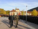 Die Front der zu Angelobenden wurde von Brigadier Peter Grünwald (re.) und dem Abgeordneten zum Tiroler Landtag Anton Pertl (li.) abgeschritten.