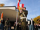 Die Dienstflagge des Bundes wird gehisst.