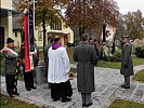 Generalmajor Heidecker, r., bei der Kranzniederlegung in der Schwarzenberg-Kaserne.