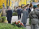 Landeshauptmann Platter und Generalmajor Bauer legten an der Kapelle Kränze nieder.