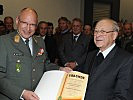 Der "Wehrpolitische Kärntner des Jahres" Domdekan Michael Kristof, r., mit Militärkommandant Gunther Spath.