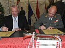 Zehn Jahre erfolgreiche Partnerschaft zwischen Land und Militärkommando: Landeshauptmann Dörfler und Brigadier Spath erneuern die Urkunden.