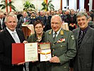 Brigadier Gunhter Spath wurde mit dem "Großen Goldenen Ehrenzeichen des Landes" ausgezeichnet.
