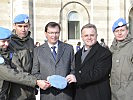 Darabos und Landeshauptmann Niessl mit Oberstleutnant Erkinger, 2.v.l., und Soldaten des UNIFIL-Kontingents.