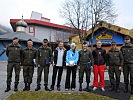 Die Sieger der Klettermeisterschaften vor der Kletterhalle des "Familienlandes Pillerseetal".
