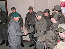 Brigadier Heinz Hufler im Gespräch mit den Milizsoldaten.