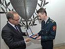 Freundschaftliche Atmosphäre bei den Gesprächen: Generalmajor Pucher, l., überreicht ein Gastgeschenk an Ababii.