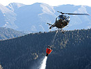 Die "Alouette" III unterstüzt Löscharbeiten am Boden.