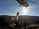 Der Transporthubschrauber beim Anflug zur Löschwasseraufnahme.