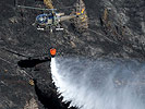 500 Liter Löschwasser werden in einem Anflug abgelassen.