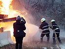 Ein Rette- und Bergeteam übt das Löschen eines Brandes.