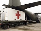 Der Container bei der Verladung in eine C-130 "Hercules".