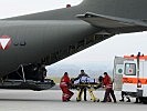Einsatz im Kosovo: Ein verletzter Soldat wird an Bord des Flugzeuges gebracht.