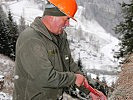 Vizeleutnant Gruber befüllt die Bohrlöcher.