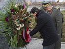 Minister Darabos bei der Kranzniederlegung am Gedenkstein.