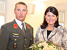 Leutnant Mario Stiendl bedankt sich bei Gabi Burgstaller für die Willkommensgrüße.