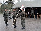 Oberst Spalj gab das Feldzeichen an Brigadier Grünwald zurück.