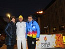 Der erste Soldat des Bundesheeres, der das Olympische Feuer trägt, Vizeleutnant Kurz mit Bürgermeisterin Mag. Christine Oppitz- Plörer (links) und Landeshauptmann Stellvertreter Hannes Gschwentner (rechts).