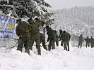 Der Bereich der Sprungschanze in Seefeld wird von den Schneemassen befreit.