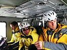 Eine Tiroler Lawinenkommission beim Erkundungsflug im Heeres-Helikopter.